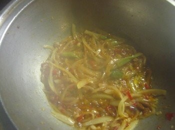 step4: 加入豆瓣醬炒香再淋上米酒嗆鍋,再放入冰糖.醬油拌炒