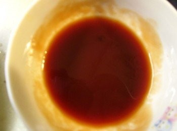 step3: 趁煎豬肋排的時候調醬汁:蕃茄醬.味霖.蜂蜜.tabasco辣霸辣椒水及2大匙水放碗中拌勻