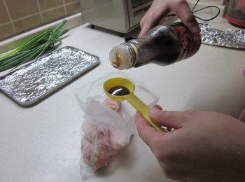 step2: 雞腿洗淨擦乾兩面灑上少許的塩,再加入榖盛壽喜燒1大匙醃