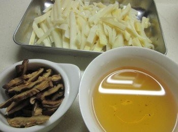 step2: 香菇.鮮筍切絲,保留香菇水備用