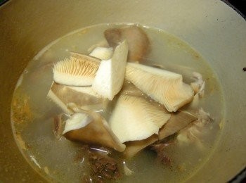 step6: 加入鮑魚菇再煮個三分鐘。