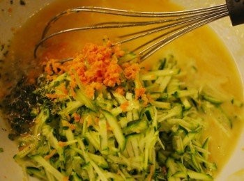 step4: 加入櫛瓜絲、百里香末、柳橙皮屑與柳橙汁，混合均勻