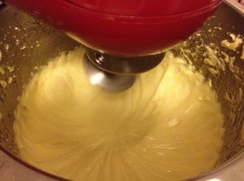 step1: A.
1. 蛋黃100克用mixer慢速打勻。
2. 白砂糖125克加水50克, 煮滾至121度熄火。
3. 慢慢加入滾糖水落已打勻的蛋黃一邊加，一邊用mixer快速打勻，加糖水時，留意小心不要變了煮scrambled egg。