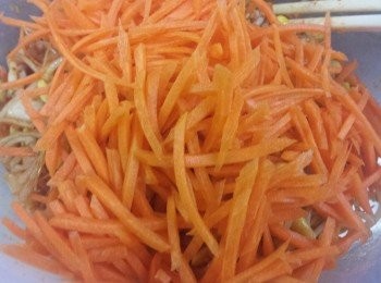 step5: 將紅蘿蔔絲加入，拌勻。