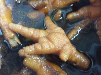 step4: 放入<a href="https://bit.ly/3kLFTWO" target="_blank" data-keyword="雞腳" class="guide-link"><strong>雞腳</strong></a> <span style="display:inline-block;vertical-align:middle;margin-top:-3px;color:initial;border-radius:3px;padding:2px 3px;font-size:12px;line-height:14px;background:#87d300;color:#fff;">即買</span> ，以大火煲30分鐘。