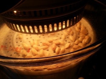step1: 花生沖洗後抹乾水份,用光波爐180c先波5分鍾,開蓋炒一炒再波5分鐘.