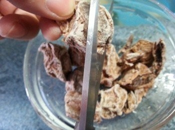 step1: 將8粒話梅剪碎