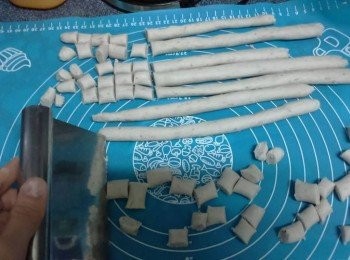 step1: 芋圓做法：去皮芋頭300克切粒，隔水蒸10分鐘至熟，木薯粉（Tapioca）90克，滾水3湯匙（慢慢加）
a. 將芋頭粒壓爛，加入木薯粉搓，不夠粘就慢慢加入滾水搓至芋頭和木薯粉粘在一起可以成條而不散
b. 搓成條狀，用刮刀切成粒，另加入少許木薯粉，防止粘在一起，
c.總共有400克，喜歡吃多少就煮多少，剩下的可以放在冰格冰凍起來，當要煮糖水可以直接拿出來煮