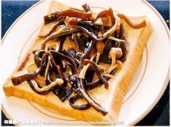 step2: 用筷子夾取酌量的黑木耳菇菇醬，放置在一片吐司片上，並可以淋上些許醬汁。