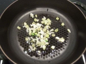 step5: 將油倒入鍋內加熱,先將蔥白放入爆香。