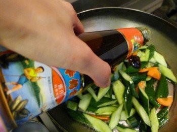 step3: 加入些許李錦記舊庄特級蠔油、水。