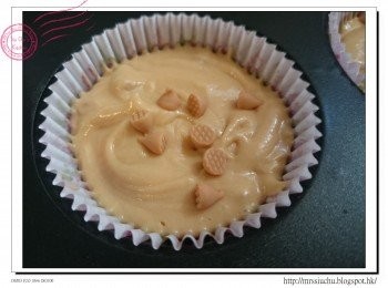 step7: 把鬆餅紙杯放入模具內, 倒入蛋糕液至8成滿。把餘下少許朱古力粒放在表面。