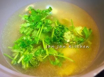 step4: 下清雞湯及水，煮滾，下芫茜煮7分鐘出味。