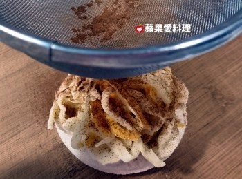 step4: 取出濾網，灑肉桂粉。