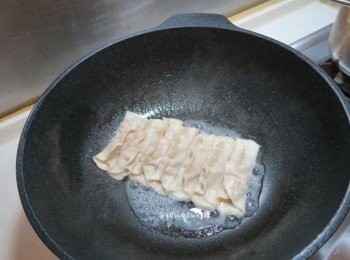 step7: 加水淹至鍋貼1/3.蓋上鍋蓋.待聽見鍋中滋滋聲變大.即完成