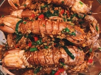 step5: 放入鹽、糖、青紅椒、辣椒、黑胡椒、蔥段炒勻，放入皮皮蝦，翻炒均勻即可。