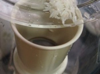 step4: 準備好攪拌機，放入杏仁粒和大米