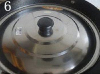 step6: 蓋上鍋蓋，用鍋裡的餘溫來熱熟雞蛋，3-5分鐘後就可以了