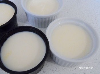 step9: 待牛奶液及焦糖部分結凍之後，再分別倒入牛奶液及焦糖待涼凝固