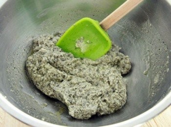 step2: 混和粉類後倒入豆漿、沙拉油拌勻成麵糊狀。