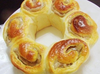 step5: 口感Q軟ˊ搭配芋頭餡真的很好吃喔~ 唯一美中不足是芋頭餡太甜了點ˊ 看來還是需要"古力"一點買回家自己做了ˊ 喜歡的也嘗試做做看哦~ 烤模不用局限ˊ只要方便取得即可ˊ 一般蛋糕模或烤盤其實都OK的~~