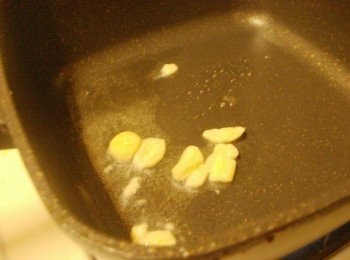 step2: 熱鍋後放入油1大匙爆香蒜頭