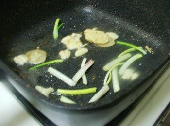 step3: 接著再爆香蔥白