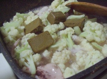 step4: 然後加入酌量的水和所有<span class="group_1">材料</span>一起煮滾ˊ最後再加入咖哩塊ˊ充分拌勻