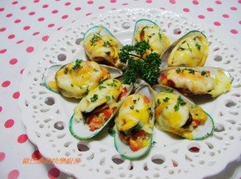 step5: 鮮甜味美焗烤淡菜就完成囉~ 蔬菜丁清爽吸收了淡菜精華超美味ˊ搭配上焗烤後起士ˊ 真的每一口都滿足。