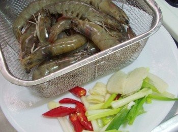 step1: 先準備好所需<span class="group_1">材料</span>ˊ薑切片ˊ蔥ˊ辣椒切段ˊ蒜頭略拍扁備用