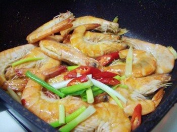 step6: 最後嗆入米酒及<span class="group_2">調味</span>ˊ並加入蔥綠和辣椒快速再拌勻即可