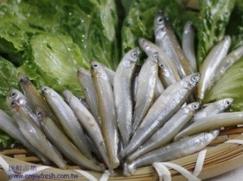 step1: 有Lake's Milk的美稱，無硬骨及硬刺，炸了之後可以整尾吃， 無腥味！適合全家大小補鈣的營養健康魚喔！