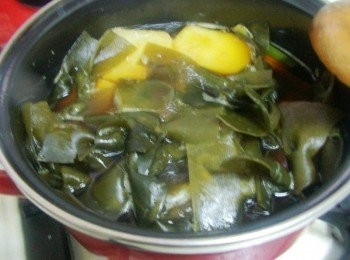 step5: 接著加入海帶結再悶煮10~15分鐘ˊ完成前再灑上少許香油即可