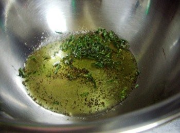 step4: 準備一適合調理盆ˊ將所有<span class="group_3">香草油調味</span>拌勻 迷迭香記得切細末ˊ口感較好ˊ(預留酌量香草油ˊ可以直接淋於牛排上)