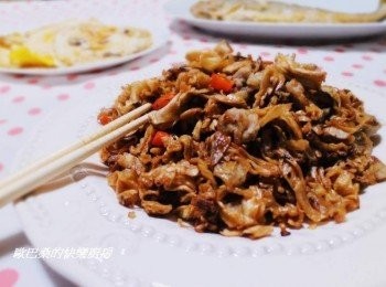 step6: 老實說我也不知道我這樣做法是否正確ˊ@@ 因為我也是第一次處理這樣的食材ˊ 但根據賣的婆婆說應該是OK的。 聽她說除了炒還能拿來燉湯喔..... 有機會我一定會試試看。 總之十分好吃...我連炒2天ˊ都整盤見底呢。 它雖然是乾燥處理ˊ但又不像一般醃漬品有鹽份ˊ 打個比方ˊ新鮮香菇和乾香菇ˊ 它就像那乾香菇一樣ˊ比新鮮的多了無敵的香喔。