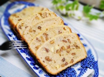 step8: 類似磅蛋糕的口感ˊ還有滿滿核桃香ˊ味道非常好吃ˊ 如果短時間沒吃完ˊ記得放涼後密封好ˊ才不會因為和空氣長時間接觸ˊ 風乾而影響口感喔。