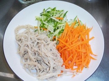 step2: 2.除了紅蘿蔔ˊ小黃瓜外ˊ金針菇煮沸水汆燙並瀝除水份