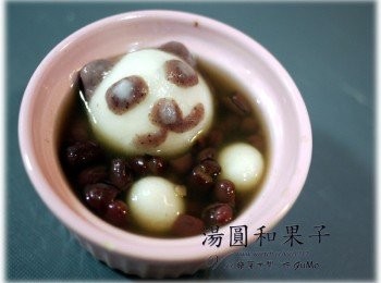 step8: 我真的是貓熊： 1.取一大顆白湯圓當頭部 2.把紫湯圓的外皮拆下來當臉部表情及耳朵 3.水滾下鍋煮至浮起，小火煮三分鐘即可