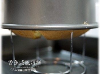 step8: 烤好後一定要馬上倒扣、待涼後才能脫模喔