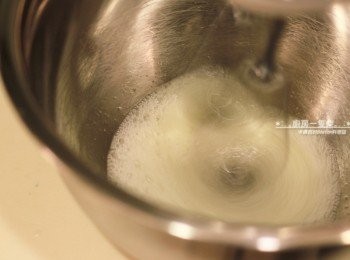 step11: 蛋白先以電動攪拌器打至發泡。