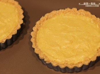 step6: 將內餡倒入塔盤中，表面稍微抹平。