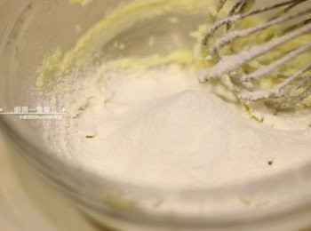 step7: 篩入低筋麵粉拌勻。