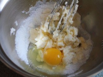 step1: 將室溫奶油, 糖, 雞蛋攪拌均勻, 呈乳黃色