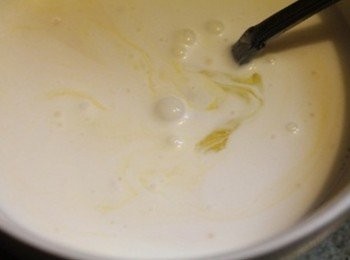 step4: 取另一個碗將鮮奶與雞蛋混合均勻後