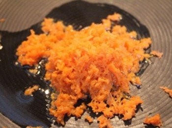 step1: 用一大匙的油炒香紅蘿蔔泥