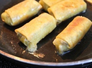 step3: 用不沾鍋, 少許油, 將包好的年糕煎到四面金黃即完成