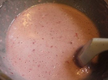 step3: 並攪拌均勻成為草莓發糕粉漿