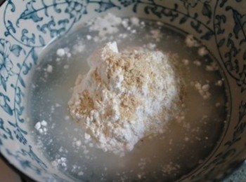 step1: 將<span class="group_2">麵糊</span>的材料攪拌均勻後靜置10分鐘 (** 在來米粉可用太白粉代替)