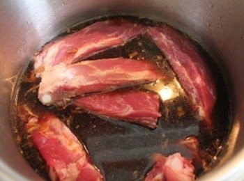 step2: 豬肋排洗淨後, 與<span class="group_2">萬用滷汁</span>一起滷