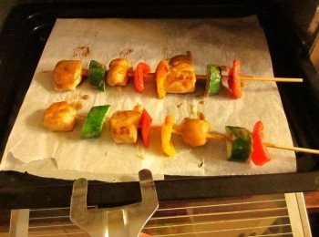 step3: 將蔬菜及<a href="https://bit.ly/3EZL8dD" target="_blank" data-keyword="雞胸" class="guide-link"><strong>雞胸</strong></a> <span style="display:inline-block;vertical-align:middle;margin-top:-3px;color:initial;border-radius:3px;padding:2px 3px;font-size:12px;line-height:14px;background:#87d300;color:#fff;">即買</span> 肉依序串起,烤箱用200度各烤10分鐘(中途要刷3次)即可